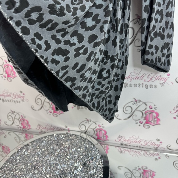 Amorosa long sleeve sparkly trim thread silver Gray Leopard Print Sweatshirt - Picture 7 of 13